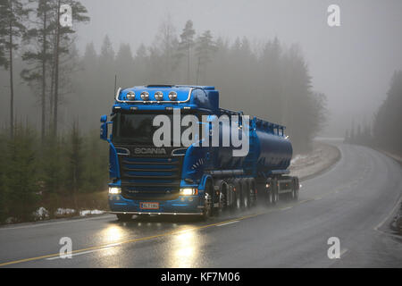 Salo, Finlandia - 7 febbraio 2016: nuovo, blu scania r580 v8 autobotte sulla strada su un nebbioso pomeriggio invernale nel sud della Finlandia. Nel 2015, Scania è Foto Stock