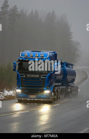 Salo, Finlandia - 7 febbraio 2016: nuovo, blu scania r580 v8 autobotte sulla strada su un nebbioso pomeriggio invernale nel sud della Finlandia. scania festeggia 1 Foto Stock