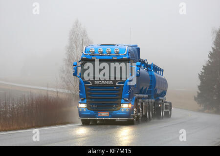 Salo, Finlandia - 7 febbraio 2016: nuovo, blu scania r580 v8 autobotte sulla strada su un nebbioso pomeriggio invernale nel sud della Finlandia. Nel 2015, Scania è Foto Stock