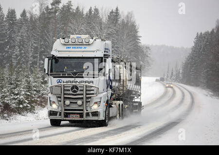 Salo, Finlandia - 6 febbraio 2016: bianco mercedes-benz actros serbatoio carrello procede lungo la strada innevata nel sud della Finlandia. su strade finlandese, condizioni possono Foto Stock