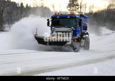 Salo, Finlandia - 5 febbraio 2016: scania carrello equipaggiato con spartineve si cancella un'autostrada nel sud della Finlandia. destia si prende cura dell'inverno maintenanc Foto Stock