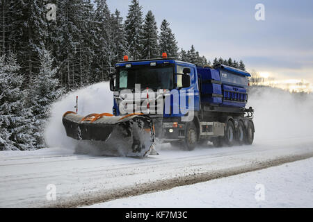 Salo, Finlandia - 5 febbraio 2016: scania carrello equipaggiato con spartineve si cancella un'autostrada nel sud della Finlandia a dusktime. destia si prende cura dell'inverno Foto Stock