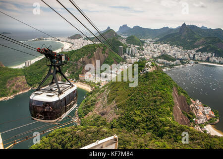 Il Brasile, Rio de Janeiro, il giro in gondola a sugarloaf mountain Foto Stock