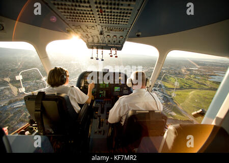 Stati Uniti, California, san francisco, volando sopra la parte Sud di san francisco in dirigibile ventures zeppelin; Silicon valley Foto Stock