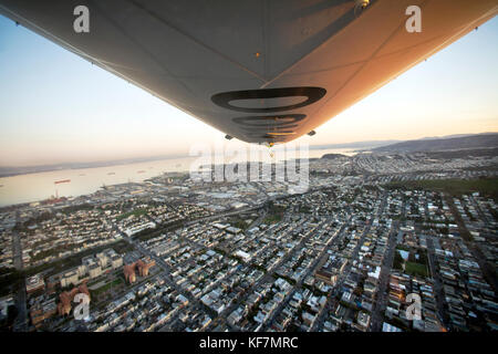 Stati Uniti, California, san francisco, volando sopra la parte Sud di san francisco in dirigibile ventures zeppelin Foto Stock