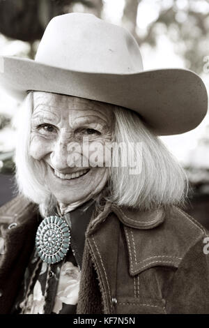 Stati Uniti, California, Malibu, ritratto di mildred 'millie' decker presso il suo ranch home in collina in decker canyon, 75 anno residente a Malibu (b&W) Foto Stock