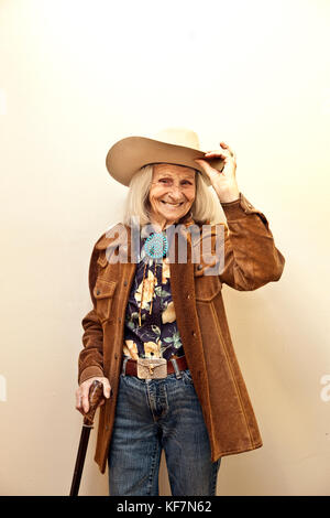 Stati Uniti, California, Malibu, ritratto di mildred 'millie' decker presso il suo ranch home in collina in decker canyon, 75 anno residente a malibu Foto Stock