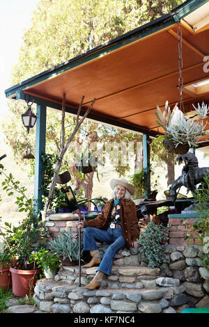 Stati Uniti, California, Malibu, ritratto di mildred 'millie' decker presso il suo ranch home in collina in decker canyon, 75 anno residente a malibu Foto Stock