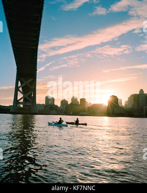 Stati Uniti, California, san francisco, un uomo e una donna kayak nella baia di san francisco sotto il ponte della baia e la città di san francisco in distanza Foto Stock