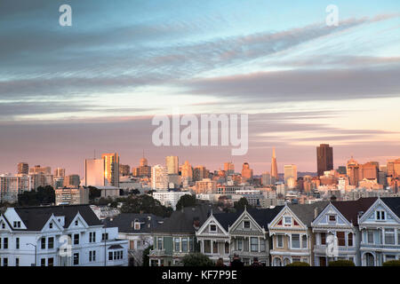 Stati Uniti, California, san francisco, nopa, la vista della città di San Francisco e il Painted Ladies da alamo park Foto Stock