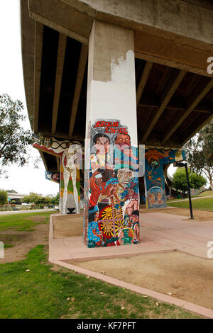 Stati Uniti, California, san diego, Arte di strada dipinto sopra il ponte chicano park Foto Stock