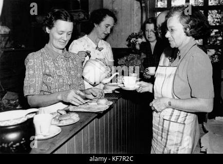 Questa fotografia, scattata nell'ottobre 1942, mostra una cucina locale a Bardon, Brisbane, dove viene servito il tè. Riflette gli sforzi sociali durante il periodo di guerra per sostenere le comunità locali. Foto Stock