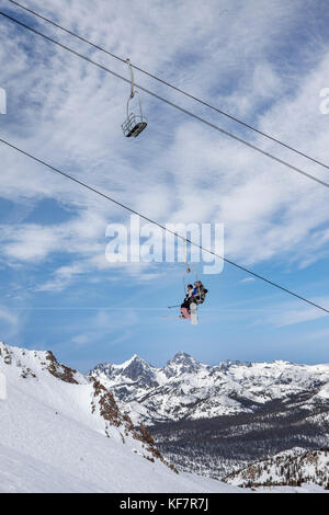 Stati Uniti, California, mammut, gruppi di individui in pila sul e pazientemente ride la seggiovia fino alla cima della corsa a mammoth ski resort Foto Stock