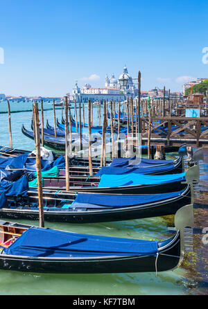 Italia Venezia Italia ormeggiate le gondole del Canal Grande Venezia Riva degli Schiavoni Venezia Italia eu europe Foto Stock