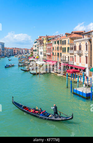 Venezia Italia Venezia gondoliere canottaggio una gondola piena di turisti per un giro in gondola sul Canal Grande Venezia Italia eu europe Foto Stock