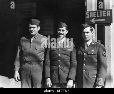 1 107072 American combattenti in una strada del Queensland, ca. 1943 Foto Stock