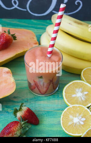 La papaia, arancio, le fragole e il frullato di banana Foto Stock