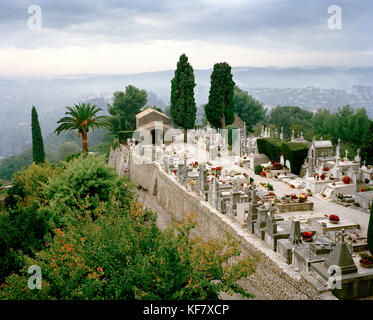 Francia, cimitero circondato da alberi, Saint-paul De Vence Foto Stock