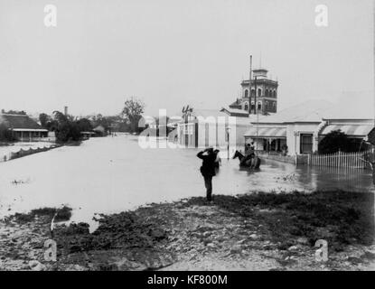 Questa immagine raffigura le devastanti inondazioni nel West End di Brisbane, Australia, intorno al 1890, che mostrano l'impatto di gravi inondazioni sull'area. Foto Stock