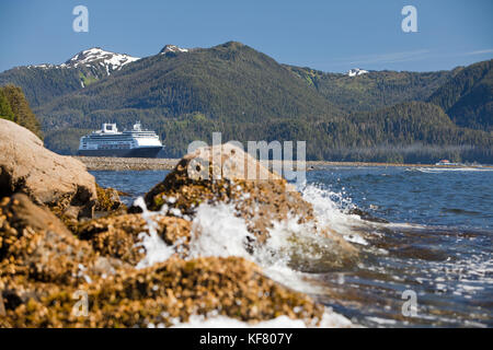 Stati Uniti d'America, Alaska, Sitka, una nave da crociera è ancorata nella baia di mezzaluna, sitka National Historical Park, sitka sound Foto Stock