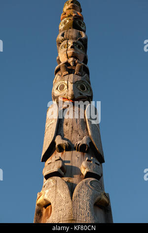 Stati Uniti d'America, Alaska, Sitka, dettagli di un vecchio totem pole che sorge nel centro della città sul bordo del porto di sitka Foto Stock