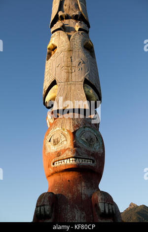 Stati Uniti d'America, Alaska, Sitka, dettagli di un vecchio totem pole che sorge nel centro della città sul bordo del porto di sitka Foto Stock