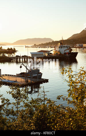 Stati Uniti d'America, Alaska, Sitka, pesca barche ormeggiate nel porto di sitka al tramonto Foto Stock