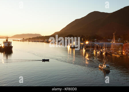 Stati Uniti d'America, Alaska, Sitka, pesca barche ormeggiate nel porto di sitka al tramonto, si ritorna in barca da pesca prima del buio si assesta in Foto Stock