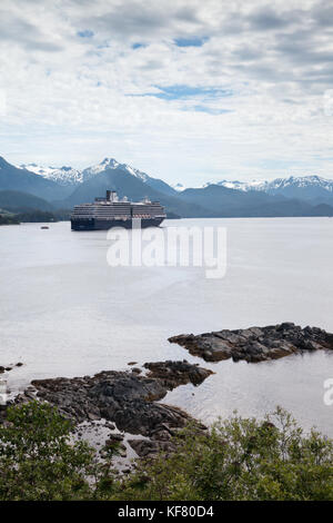 Stati Uniti d'America, Alaska, Sitka, una nave da crociera è ancorato per la notte in crescent bay, sitka sound Foto Stock