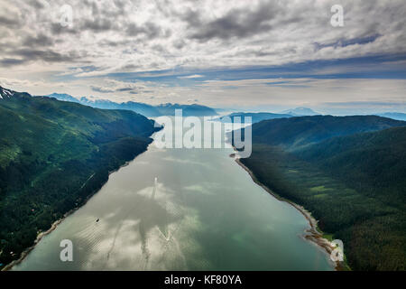 Stati Uniti d'America, Alaska juneau, ariel viste sullo splendido scenario dell'Alaska visto da elicottero, elicottero dogsled tour vola sopra il ghiacciaio taku per Foto Stock