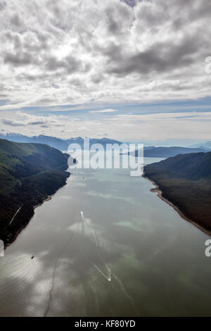 Stati Uniti d'America, Alaska juneau, ariel viste sullo splendido scenario dell'Alaska visto da elicottero, elicottero dogsled tour vola sopra il ghiacciaio taku per Foto Stock