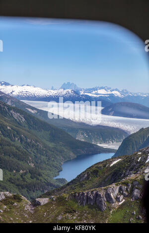 Stati Uniti d'America, Alaska juneau, ariel viste sullo splendido scenario dell'Alaska visto da elicottero, elicottero dogsled tour vola sopra il ghiacciaio taku per Foto Stock