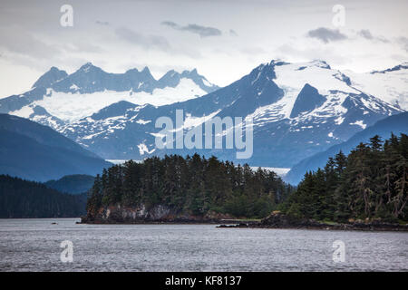 Stati Uniti d'America, Alaska juneau, viste delle montagne dalle vette innevate mentre whale watching ed esplorando in stephens passaggio Foto Stock