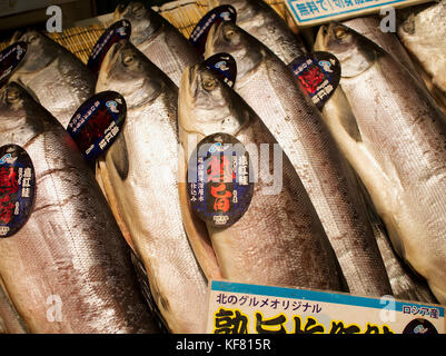 Salmone intero essiccato salato in vendita presso un mercato del pesce giapponese a Sapporo, Hokkaido, Giappone Foto Stock