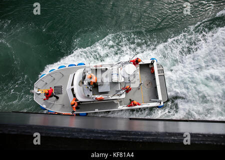 Stati Uniti d'America, Alaska Glacier Bay, naturalisti partono la nave di crociera, ms oosterdam Foto Stock