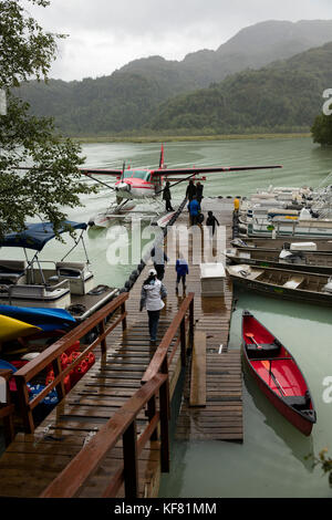 Stati Uniti d'America, Alaska, redoubt bay, grande fiume lago, voce fuori sul dock per prendere il battello per wolverine cove Foto Stock