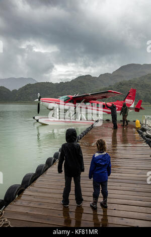 Stati Uniti d'America, Alaska, redoubt bay, grande fiume lago, voce fuori sul dock per prendere il battello per wolverine cove Foto Stock