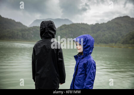 Stati Uniti d'America, Alaska, redoubt bay, grande fiume lago, voce fuori sul dock per prendere il battello per wolverine cove Foto Stock