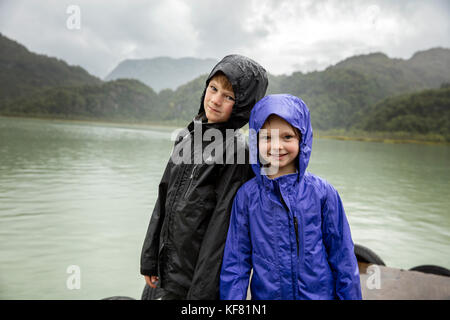 Stati Uniti d'America, Alaska, redoubt bay, grande fiume lago, voce fuori sul dock per prendere il battello per wolverine cove Foto Stock