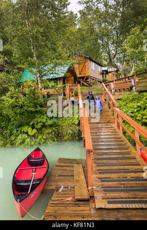 Stati Uniti d'America, Alaska, redoubt bay, grande fiume lago, voce fuori sul dock per prendere il battello per wolverine cove Foto Stock