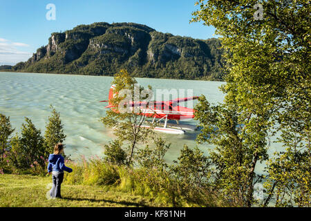 Stati Uniti d'America, Alaska, redoubt bay, grande fiume lago, una giovane ragazza che gioca sul terreno a redoubt bay lodge Foto Stock