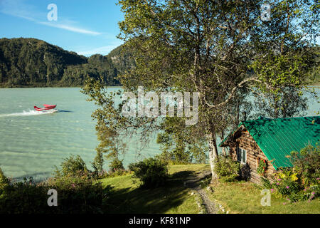 Stati Uniti d'America, Alaska, Redoubt Bay, grande fiume lago, un float plane uscire dall Redoubt Bay Foto Stock