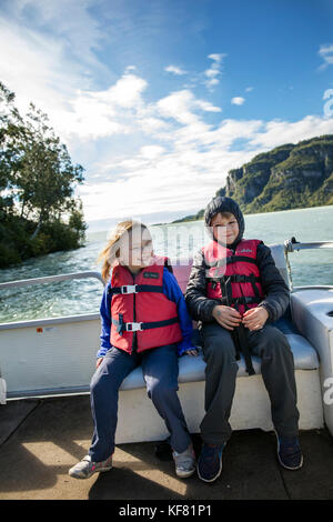 Stati Uniti d'America, Alaska, Redoubt Bay, grande fiume lago, sulla barca in direzione di Wolverine Cove Foto Stock