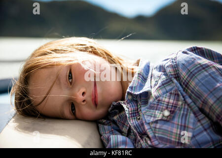 Stati Uniti d'America, Alaska, redoubt bay, grande fiume lago, appendere fuori sul terreno a redoubt bay lodge Foto Stock