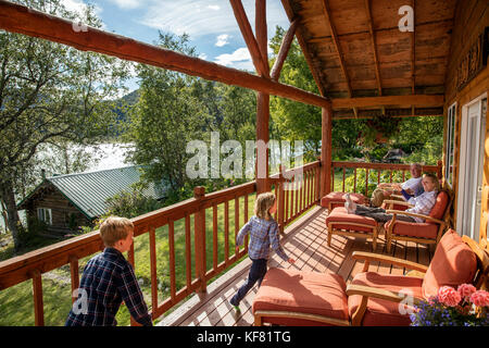 Stati Uniti d'America, Alaska, redoubt bay, grande fiume lago, appendere fuori nel patio di una delle cabine a redoubt bay lodge Foto Stock