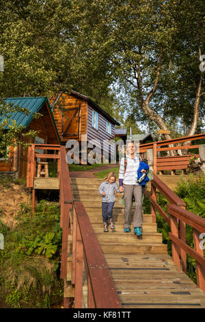 Stati Uniti d'America, Alaska, redoubt bay, grande fiume lago, voce fuori sul dock per prendere il battello per wolverine cove Foto Stock