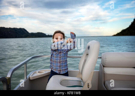 Stati Uniti d'America, Alaska, redoubt bay, grande fiume lago, appendere fuori sulla barca a redoubt bay lodge Foto Stock