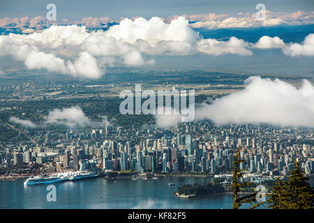 Canada Vancouver, British Columbia, in vista della città di vancouver dalla sommità del Monte Grouse Foto Stock