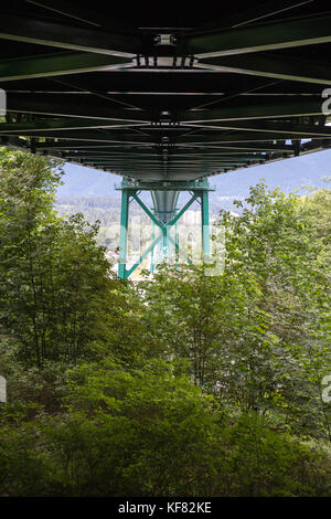 Canada Vancouver, British Columbia, in vista del Ponte Lions Gate da eldon trail nel Parco di Stanley, il ponte attraversa il primo si restringe di burra Foto Stock