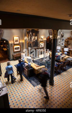 Stati Uniti d'America, colorado, Aspen, gli sciatori a piedi attraverso la grande sala all'interno del hotel jerome e la testa al bar per alcuni apres ski Foto Stock